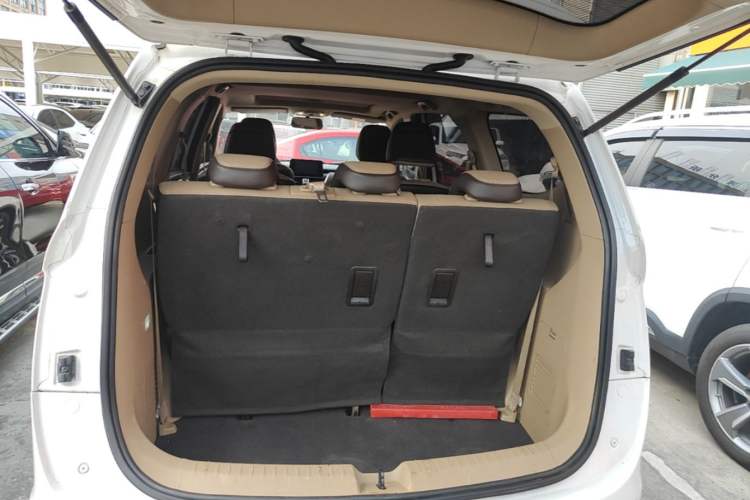 Used Baojun 730 2017 1.8L iAMT Luxury Version 7-Seater Trunk