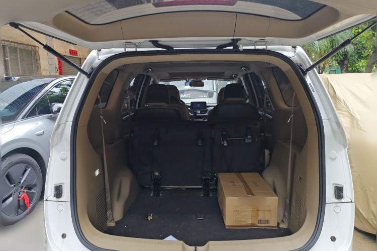 Used Baojun 730 2017 1.8L iAMT Prestige Version 7 Seats Trunk