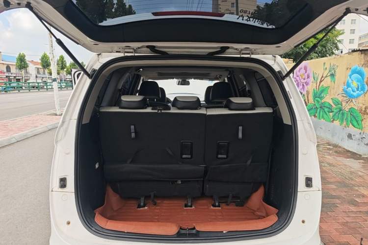 Used Baojun 730 2017 1.5T DCT Fashion Edition 7-Seater China V Emission Standard Trunk