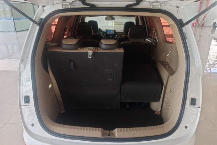 Used Baojun 730 2017 1.8L iAMT Luxury Version 7-Seater Trunk