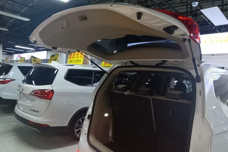 Used Baojun 730 2017 1.8L iAMT Prestige Version 7 Seats Trunk