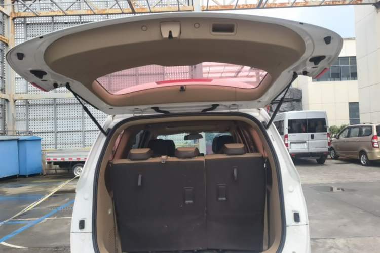 Used Baojun 730 2017 1.5T Manual Prestige Version 7 Seats Trunk