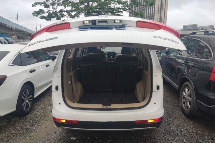 Used Baojun 730 2017 1.8L iAMT Luxury Version 7-Seater Trunk