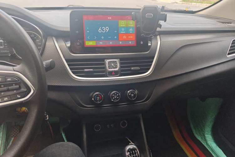 Used Baojun 730 2019 1.5T Manual Fashion Model 7-seater National V Audio And AC Panel