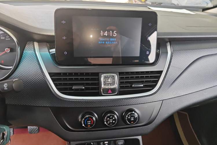 Used Baojun 730 2019 1.5L Manual Fashion Model 7-seater National V Audio And AC Panel