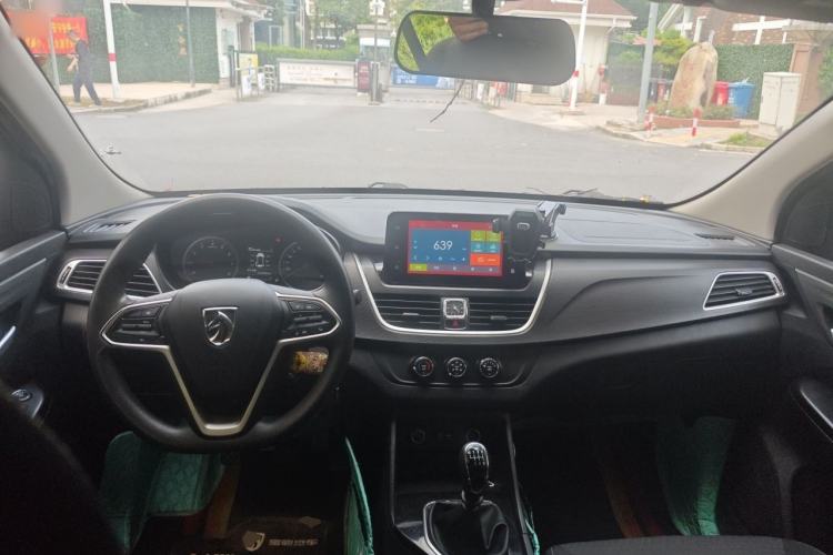 Used Baojun 730 2019 1.5T Manual Fashion Model 7-seater National V Center Console