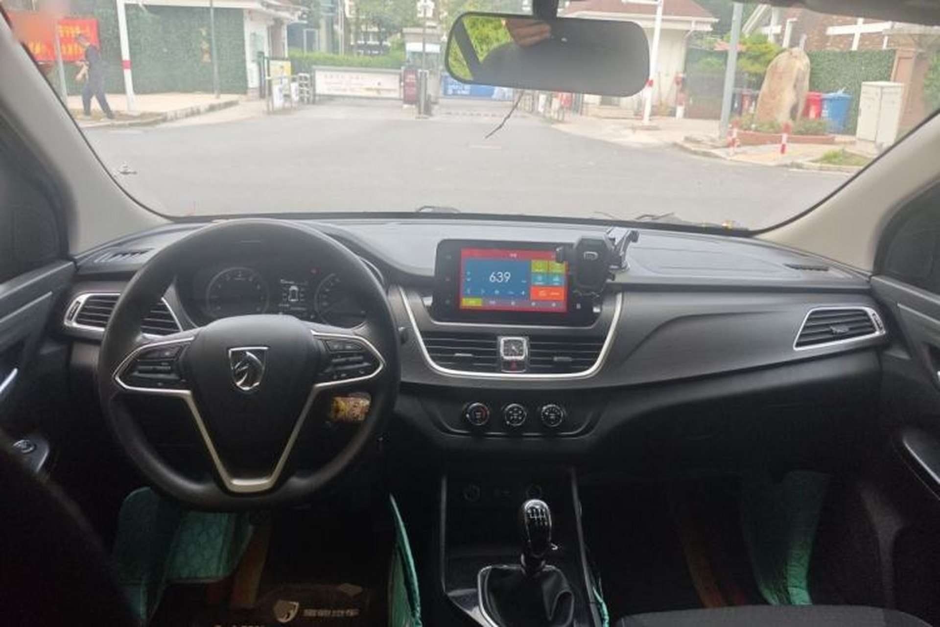 Used Baojun 730 2019 1.5T Manual Fashion Model 7-seater National V Center Console
