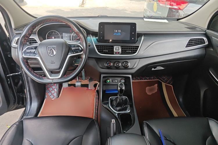 Used Baojun 730 2019 1.5L Manual Fashion Model 7-seater National V Center Console