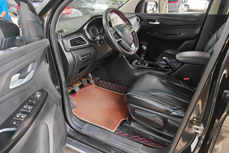 Used Baojun 730 2019 1.5L Manual Fashion Model 7-seater National V Driver Seat