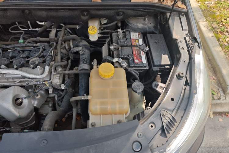 Used Baojun 730 2019 1.5T Manual Fashion Model 7-seater National V Engine Bay Left