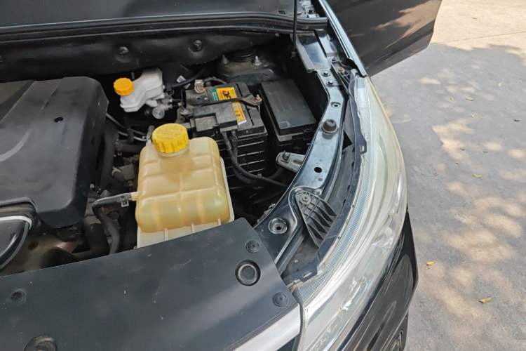 Used Baojun 730 2019 1.5L Manual Fashion Model 7-seater National V Engine Bay Left