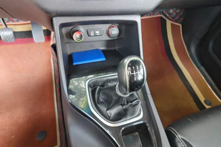 Used Baojun 730 2019 1.5L Manual Fashion Model 7-seater National V Gear Lever