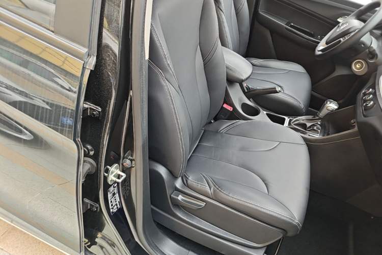 Used Baojun 730 2019 1.5T CVT Fashion Model 7 Seats China V Emission Standard Right Front Seat