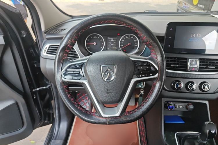Used Baojun 730 2019 1.5L Manual Fashion Model 7-seater National V Steering Wheel