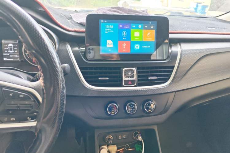 Used Baojun 730 2019 1.5L Manual Fashion Model 7-seater National V Audio And AC Panel