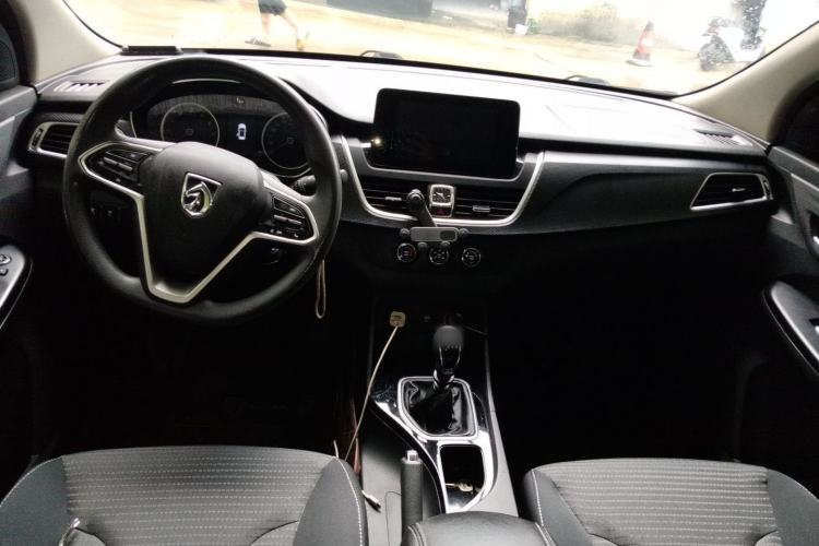 Used Baojun 730 2019 1.5L Manual Fashion Model 7-seater China VI Center Console