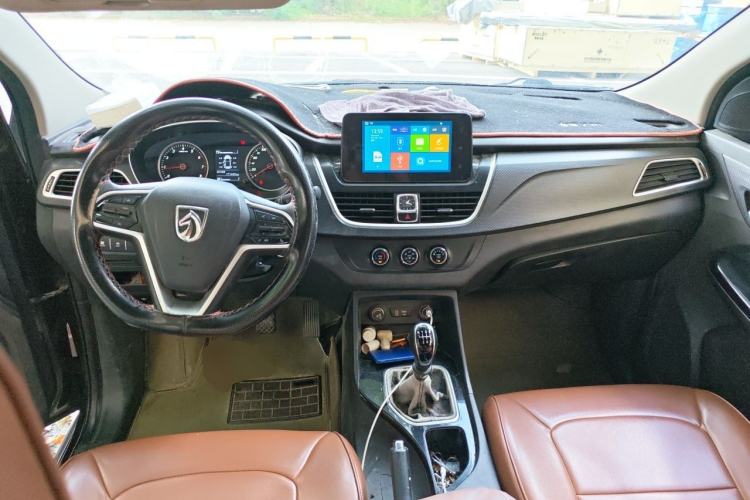Used Baojun 730 2019 1.5L Manual Fashion Model 7-seater National V Center Console