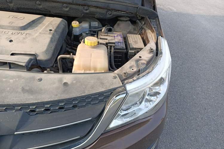 Used Baojun 730 2019 1.5L Manual Value Edition 7 Seats China VI Emission Standard Engine Bay Left