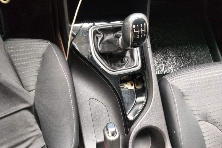 Used Baojun 730 2019 1.5L Manual Fashion Model 7-seater China VI Gear Lever