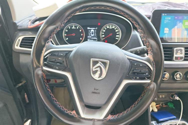 Used Baojun 730 2019 1.5L Manual Fashion Model 7-seater National V Steering Wheel