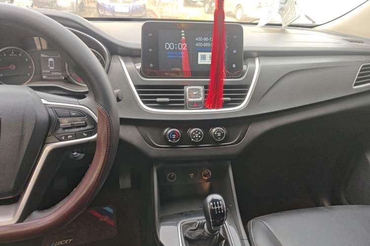 Used Baojun 730 2019 1.5T Manual Fashion Model 7-seater China VI Audio And AC Panel
