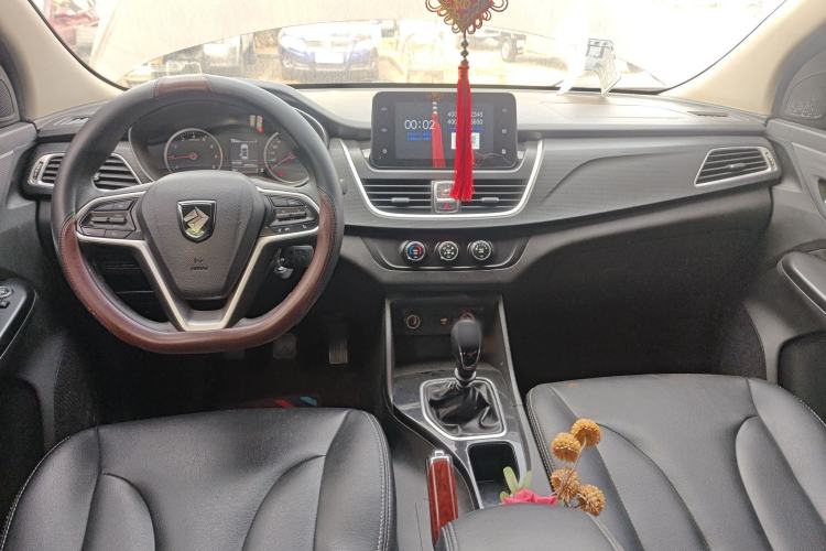 Used Baojun 730 2019 1.5T Manual Fashion Model 7-seater China VI Center Console