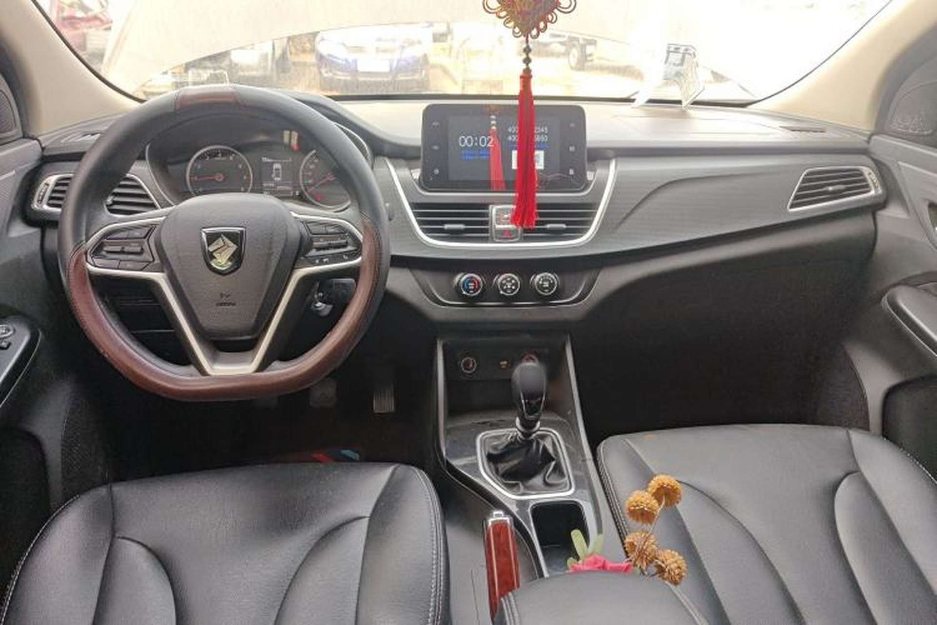 Used Baojun 730 2019 1.5T Manual Fashion Model 7-seater China VI Center Console