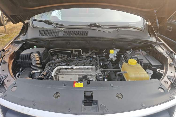 Used Baojun 730 2019 1.5T Manual Fashion Model 7-seater China VI Engine Bay