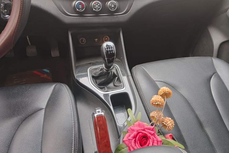 Used Baojun 730 2019 1.5T Manual Fashion Model 7-seater China VI Gear Lever