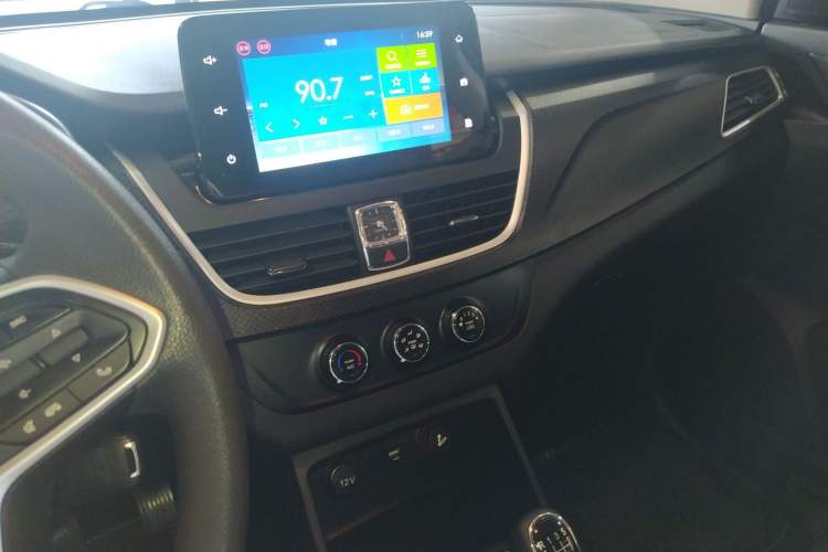 Used Baojun 730 2019 1.5L Manual Fashion Model 7-seater China VI Audio And AC Panel