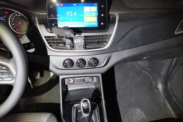 Used Baojun 730 2019 1.5L Manual Fashion Model 7-seater China VI Audio And AC Panel