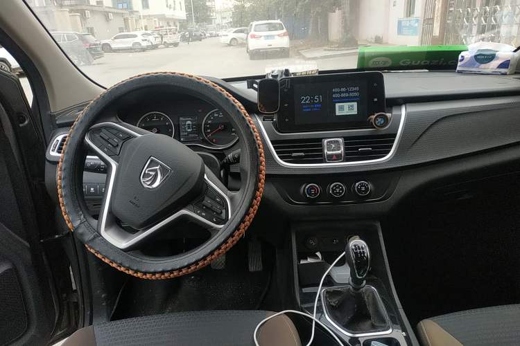 Used Baojun 730 2019 1.5T Manual Fashion Model 7-seater National V Center Console
