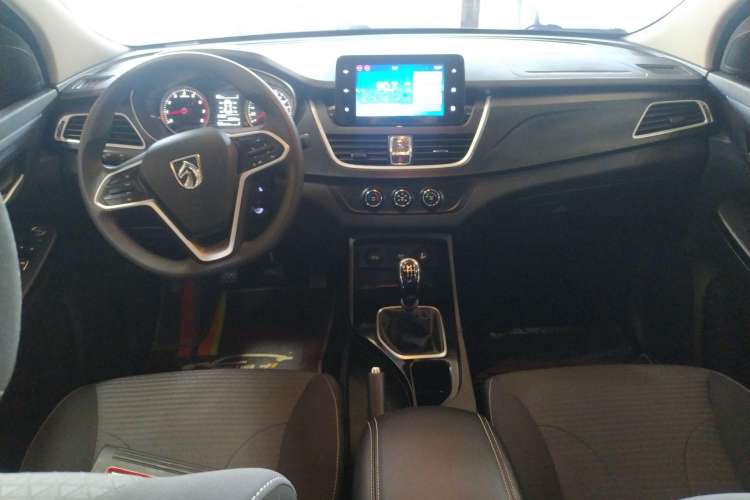 Used Baojun 730 2019 1.5L Manual Fashion Model 7-seater China VI Center Console