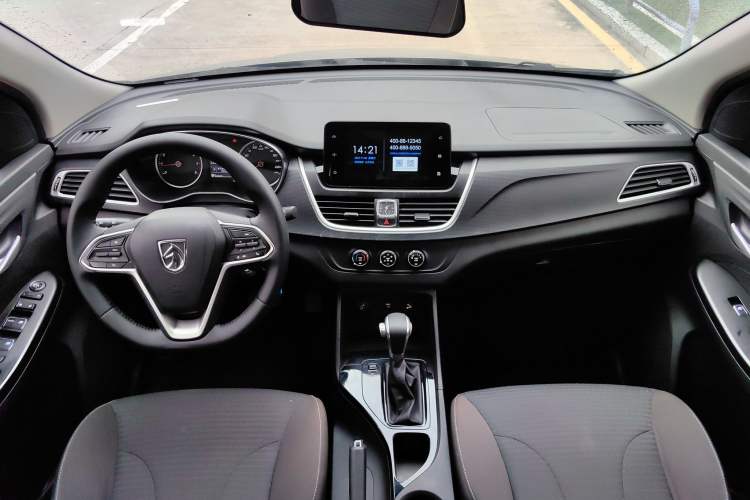Used Baojun 730 2019 1.5T CVT Fashion Model 7 Seats China VI Emission Standard Center Console