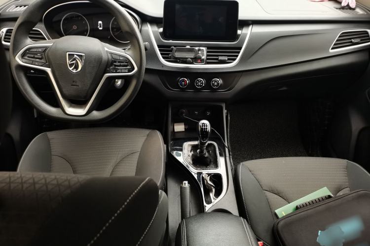 Used Baojun 730 2019 1.5L Manual Fashion Model 7-seater China VI Center Console