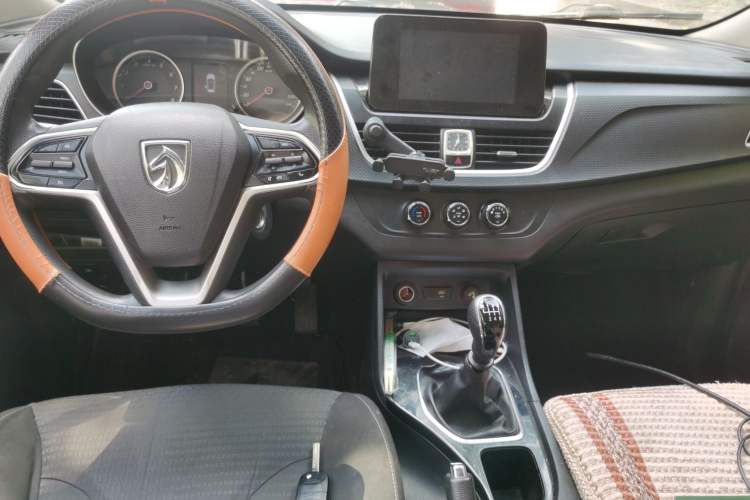 Used Baojun 730 2019 1.5L Manual Fashion Model 7-seater National V Center Console