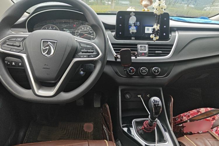 Used Baojun 730 2019 1.5L Manual Fashion Model 7-seater China VI Center Console