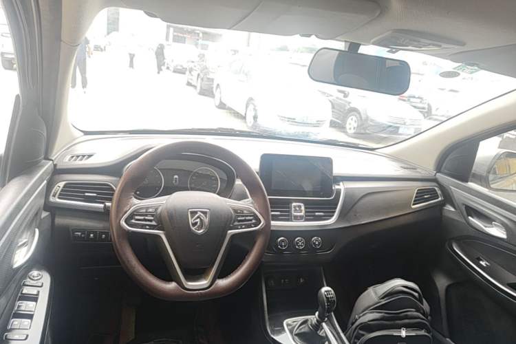 Used Baojun 730 2019 1.5T Manual Fashion Model 7-seater National V Center Console