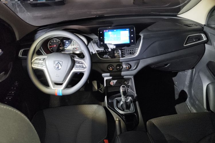 Used Baojun 730 2019 1.5L Manual Fashion Model 7-seater China VI Center Console