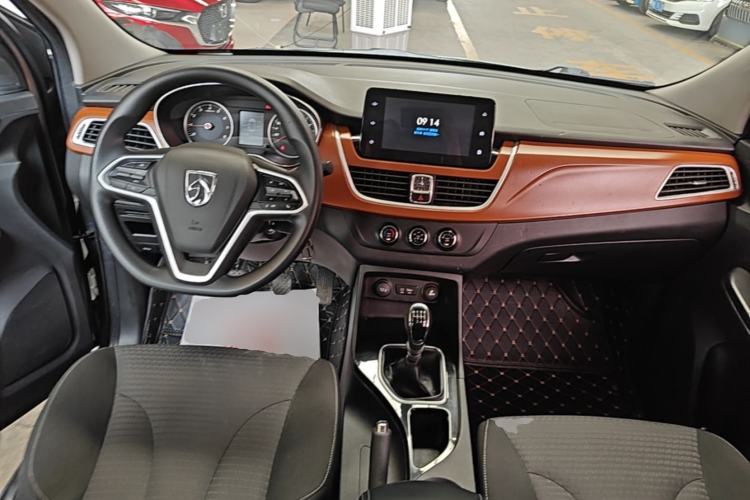 Used Baojun 730 2019 1.5L Manual Fashion Model 7-seater National V Center Console