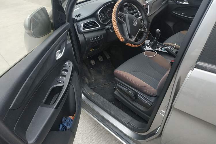 Used Baojun 730 2019 1.5T Manual Fashion Model 7-seater National V Driver Seat