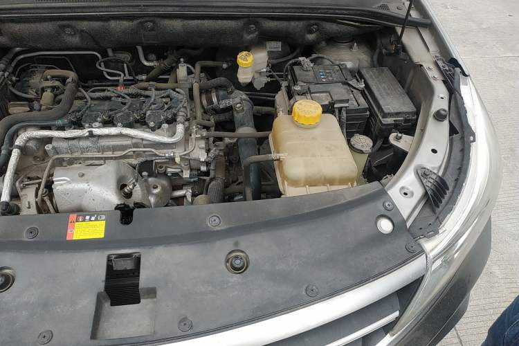 Used Baojun 730 2019 1.5T Manual Fashion Model 7-seater National V Engine Bay Left