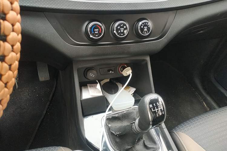 Used Baojun 730 2019 1.5T Manual Fashion Model 7-seater National V Gear Lever