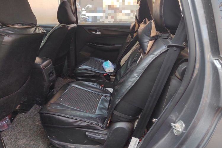 Used Baojun 730 2019 1.5T Manual Fashion Model 7-seater China VI Interior 4