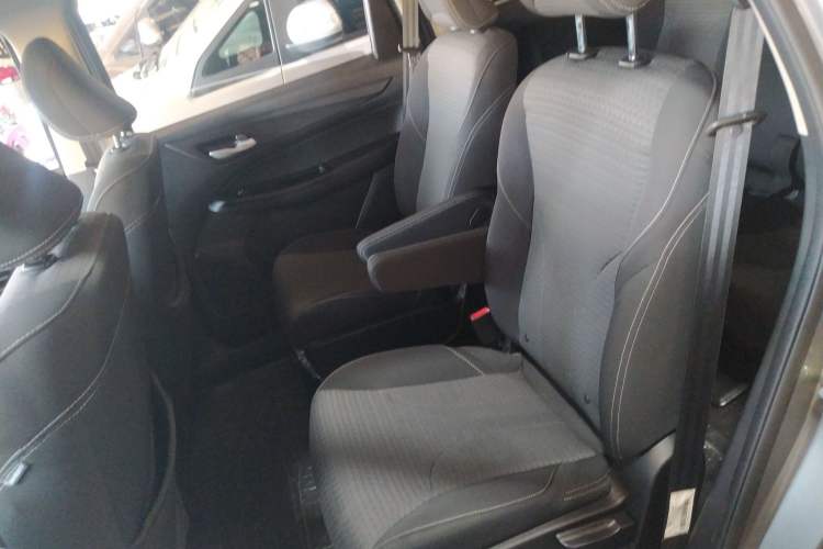 Used Baojun 730 2019 1.5L Manual Fashion Model 7-seater China VI Left Rear Seat