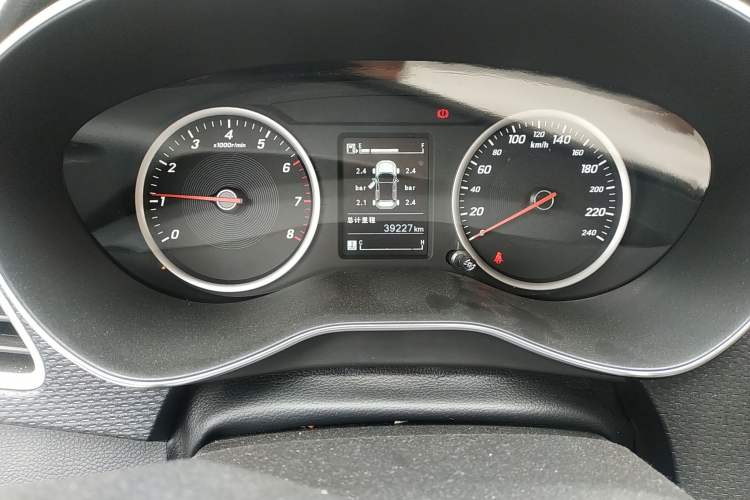Used Baojun 730 2019 1.5T Manual Fashion Model 7-seater National V Odometer Close Up