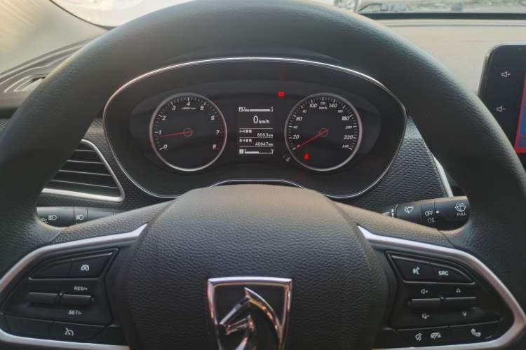 Used Baojun 730 2019 1.5L Manual Fashion Model 7-seater National V Odometer Close Up