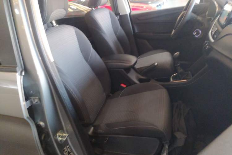 Used Baojun 730 2019 1.5L Manual Fashion Model 7-seater China VI Right Front Seat