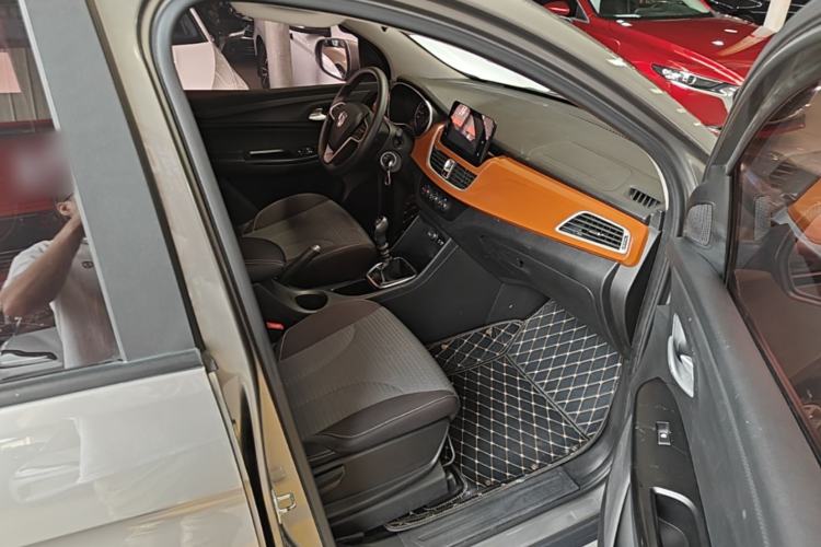 Used Baojun 730 2019 1.5L Manual Fashion Model 7-seater National V Right Front Seat
