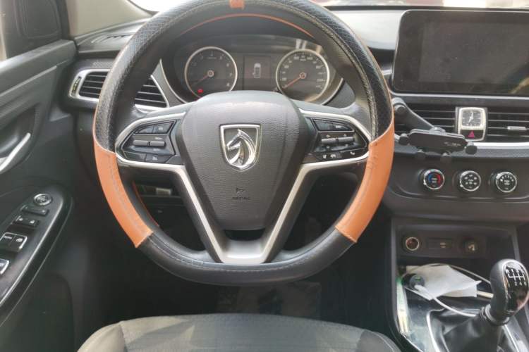 Used Baojun 730 2019 1.5L Manual Fashion Model 7-seater National V Steering Wheel